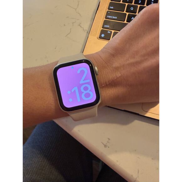 Apple Watch SE (2nd Gen) - Picture 1 of 6